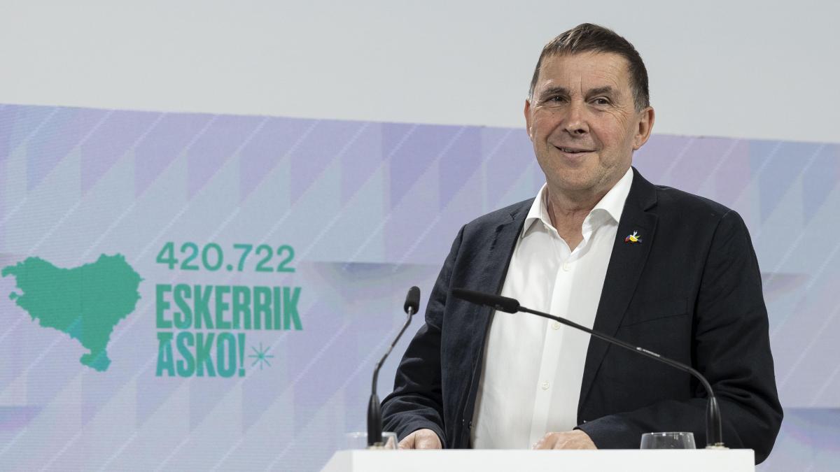 Otegi reclama las competencias migratorias para Euskadi en favor de «un modelo de inclusión propio»
